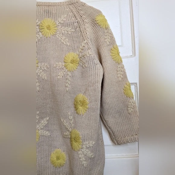 Darling VINTAGE hand-loomed daisy sweater! - Picture 4 of 11